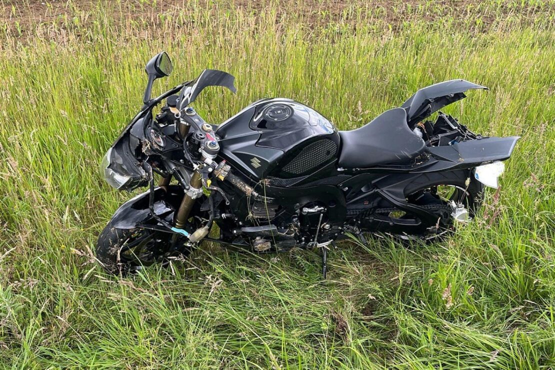 Motorradfahrer verliert nach Überholmanöver die Kontrolle und stürzt