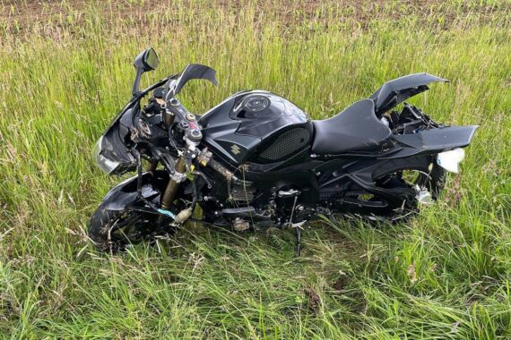 Motorradfahrer stürzt nach Überholmanöver; Polizei untersucht Unfallhergang in Lindlar.