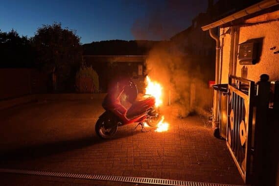 Motorroller in Flammen, Feuerwehr vor Ort, keine Verletzten, Ermittlungen zur Brandursache laufen.