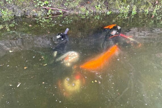 Motorroller im Wasser des Affolderner Sees, Polizei und Feuerwehr bei Bergungsaktion.
