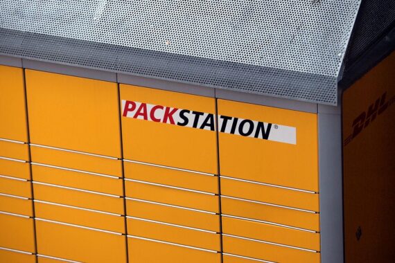 Jugendlicher in Packstation eingeschlossen, Feuerwehr befreit, Mutprobe unter Jugendlichen.