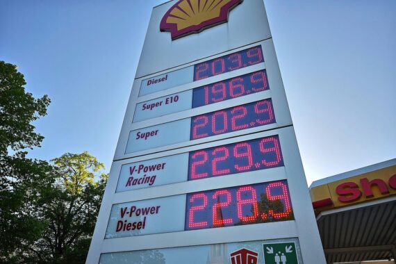 Eine Tankstelle mit Preisanzeigen und Kraftstoffen, die auf den Tankrabatt hinweisen.