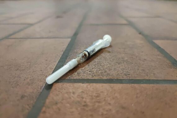 Heroin-Spritze als Symbol für Drogenmissbrauch und damit verbundene Todesfälle in NRW.