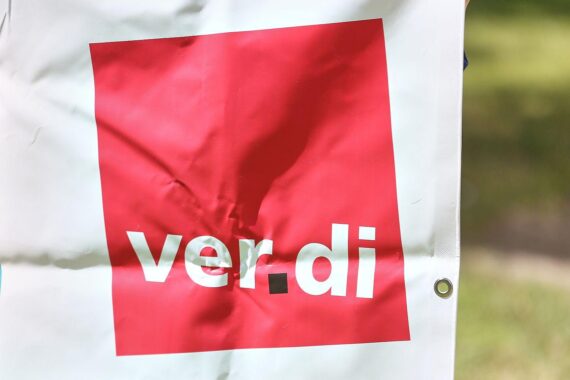 Verdi-Logo mit dem Fokus auf besseren Schutz für soziale Berufe und Opferhilfe.