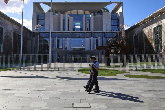 Bundeskanzleramt in Berlin, Symbol für nationale Sicherheit und strategische Entscheidungen zu aktuellen Herausforderungen.