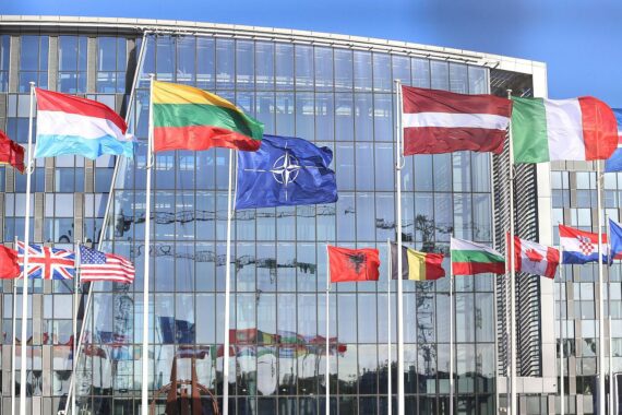 Militärische Zusammenarbeit der NATO-Partner, Fokus auf europäische und kanadische Truppenstärkung.