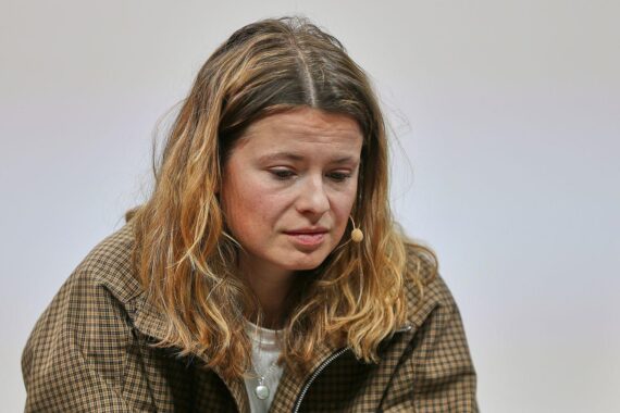Luisa Neubauer und Protestierende bei friedlichen Sitzblockaden gegen die AfD in Erfurt.
