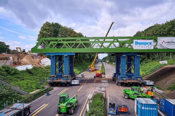 Neue Brücke über die A 43: Meilenstein für Lothringentrasse in Bochum, Stahlkonstruktion sichtbar.