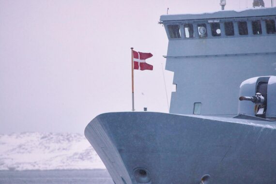 Dänisches Kriegsschiff in Grönland symbolisiert aktuelle geopolitische Herausforderungen und Sicherheitsfragen.