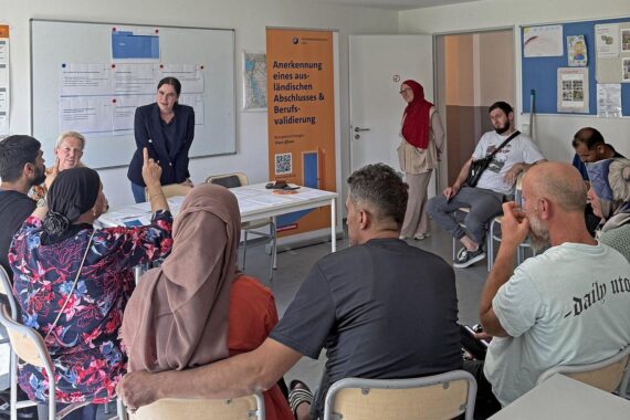 Geflüchtete erhalten Beratung zum Einstieg in handwerkliche Berufe, Förderung der Integration durch Arbeit.