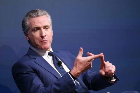 Gavin Newsom spricht über politische Ermittlungen; ernsthafte Miene, möglicherweise mit Trump verbunden.