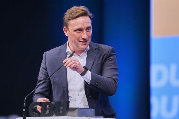 Sebastian Lechner diskutiert Kürzungen bei Sozialleistungen und Reformen zur Kostenreduktion.