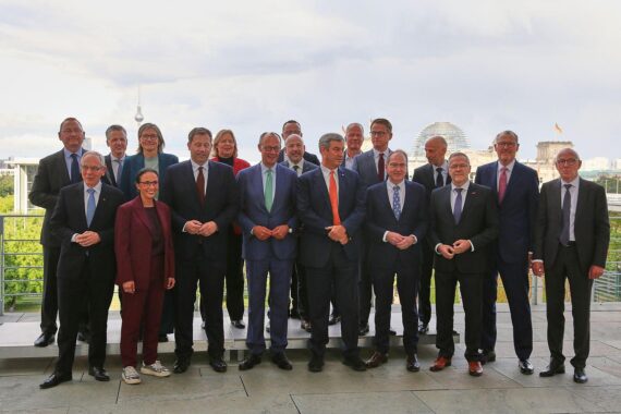 Koalitionsgespräch im Kanzleramt: Austausch zwischen Regierung und Sozialpartnern zur Zukunft.