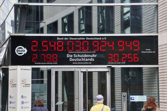 Eine Schuldenuhr, die den Anstieg der öffentlichen Verschuldung darstellt, grafisch visualisiert.