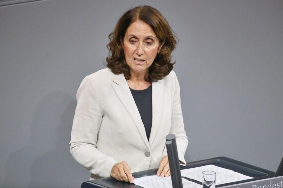 Aydan Özoguz bei einer Pressekonferenz, fordert Menschenrechte für Schiedsrichter und Sportteilnehmer.