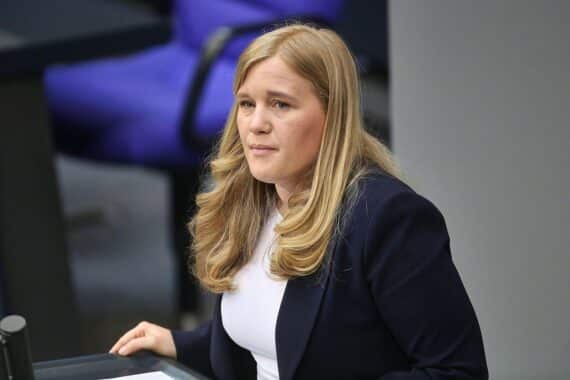 Josephine Ortleb kritisiert fehlende Umsetzung von EU-Lohntransparenzregeln durch Familienministerin Prien.