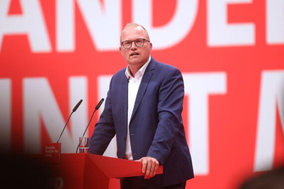 Jochen Ott bei der Wahl zum SPD-Spitzenkandidaten in Düsseldorf, jubelnde Delegierte.