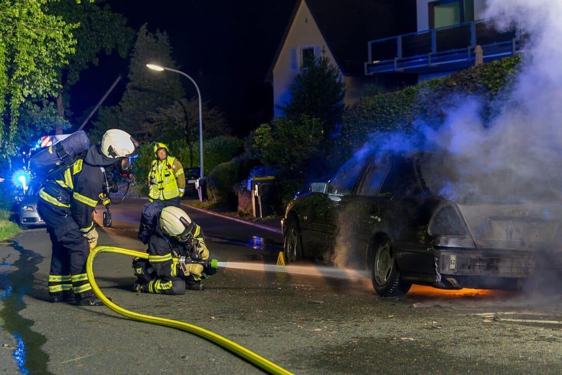 PKW-Brand greift auf Hecke über – Feuerwehr Iserlohn im Einsatz