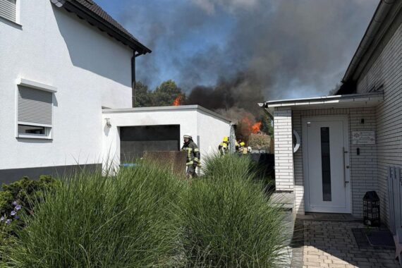 Garagenbrand in Witten-Heven, Feuerwehr im Einsatz zum Schutz des Wohnhauses.