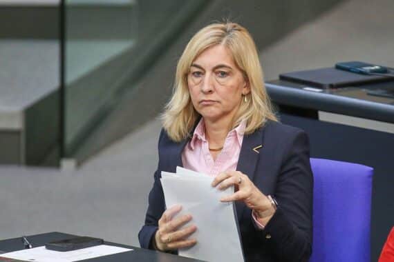 Kritische Auseinandersetzung über Pflegereform und deren Auswirkungen auf pflegende Angehörige in Berlin.