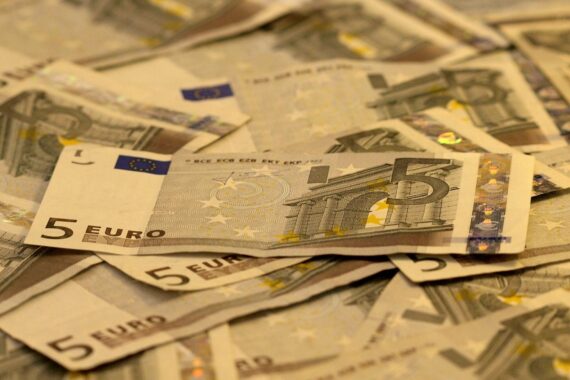 Euroscheine und Pflegeversicherung: Höhere Beiträge für Gutverdienende ab 2027, laut Gesetzentwurf.