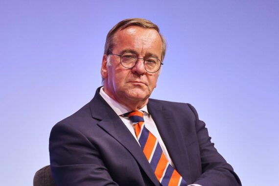Boris Pistorius präsentiert Gesetzentwurf zur Beschleunigung militärischer Infrastrukturprojekte für die Bundeswehr.