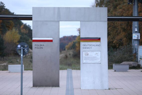 Grenze zwischen Deutschland und Polen; Symbol für Diskussion über Entschädigungen für NS-Opfer.