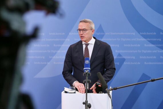 Bundesdigitalminister Wildberger präsentiert neue Strategie für schnelleren Glasfaser- und Mobilfunkausbau in Deutschland.