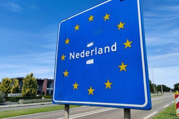 Grenzübergang Deutschland-Niederlande, symbolisch für neue Zusammenarbeit gegen Kriminalität und Terrorismus.