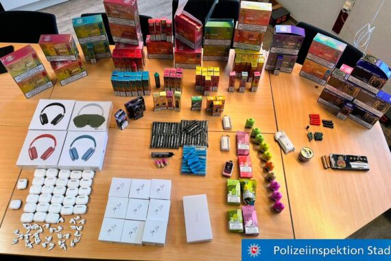 Beschlagnahmte Einweg-Vapes, Produktplagiate und Feuerwerkskörper in einem durchsuchten Einfamilienhaus.
