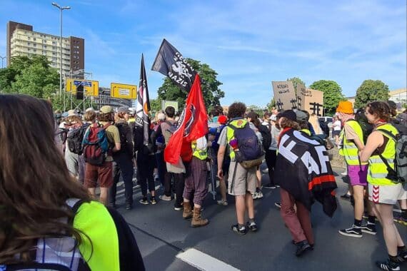 Protestierende Menschenmengen zeigen Widerstand gegen den AfD-Parteitag in Erfurt.