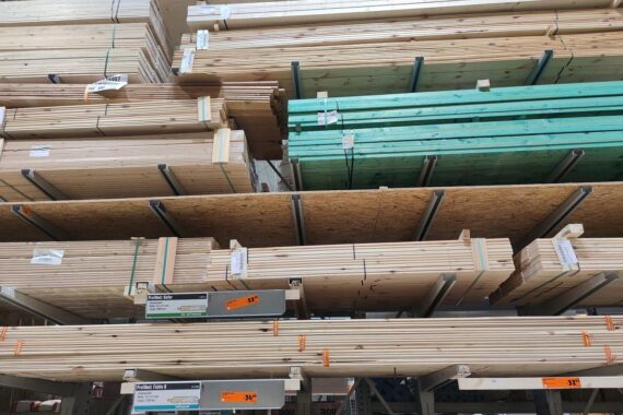 Preisanstieg von Baustellenmaterialien in Deutschland, Fokus auf Holz und energieintensive Baustoffe.