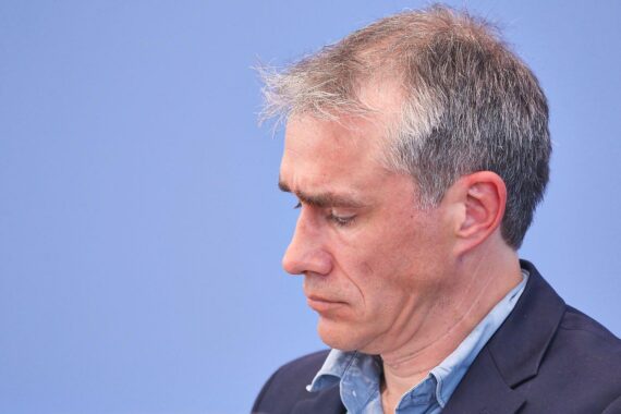 Benjamin Steinitz fordert konsequente Maßnahmen gegen Antisemitismus im Internet und unzureichende Regulierung.