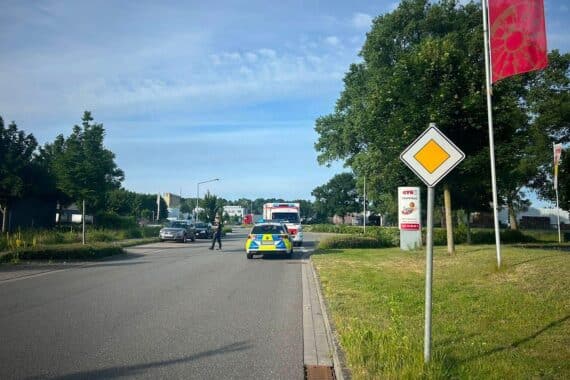 Radfahrer stürzt schwer nach Vollbremsung zur Vermeidung eines Zusammenstoßes mit Transporter.
