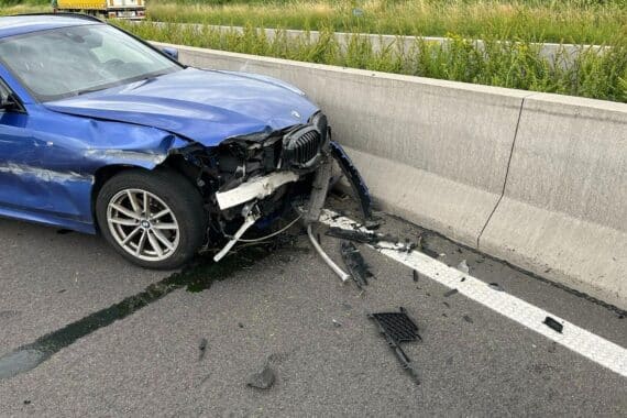 Wildunfall auf A65: BMW prallt gegen Schutzplanken, erhebliche Verkehrsbehinderungen, glücklicherweise keine Verletzten.