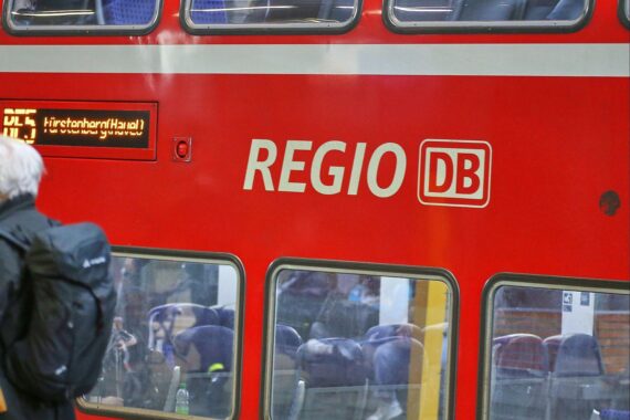 Regionalzug mit Feuerwehr und Rettungsdienst, Einsatz nach Reizgasfreisetzung, Fahrgäste betroffen.