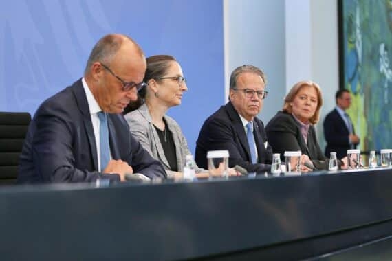 Mitglieder der Rentenkommission diskutieren über Rentenreform und Gerechtigkeit im Rentensystem.