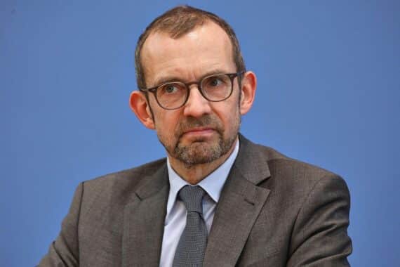 Thomas Röwekamp spricht über europäische Verteidigung und US-Truppenabzüge in Europa.