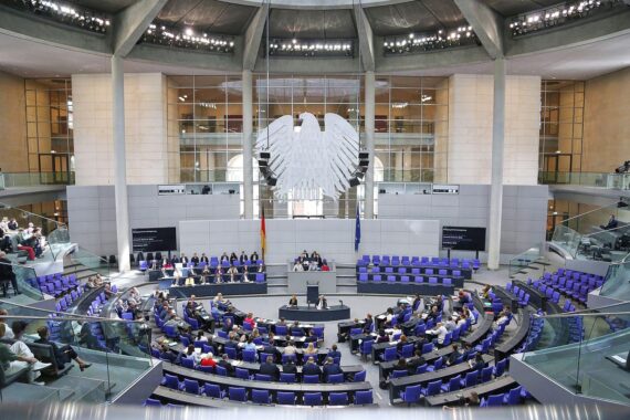 Thomas Röwekamp im Bundestag fordert defensive Rolle für Deutschlands Beteiligung in Hormus.