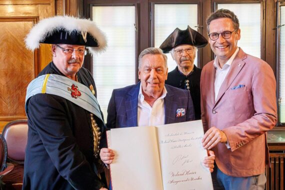 Roland Kaiser trägt sich ins Gästebuch der Stadt Halle (Saale) ein.