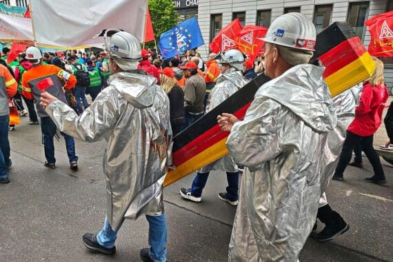 Demonstration für die Zukunft der Stahlindustrie, motivierte Menschen am Brandenburger Tor.