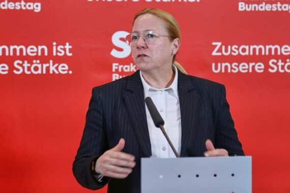 Dagmar Schmidt unterstützt DGB-Vorschlag zur verpflichtenden Betriebsrente für bessere Alterssicherung.