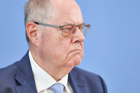 Peer Steinbrück diskutiert Umgang mit der AfD, Tim Klüssendorf widerspricht deutlich.