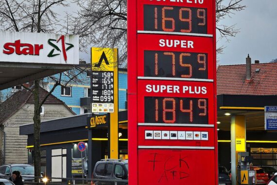 Tankstelle mit Preistafel, symbolisiert steigende Energiekosten und notwendige Reformen.