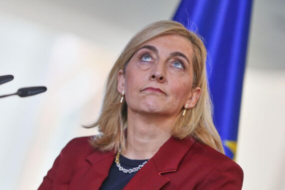 Politiker diskutieren über Krankenkassenreform und finanzielle Belastungen für Bürger in Berlin.