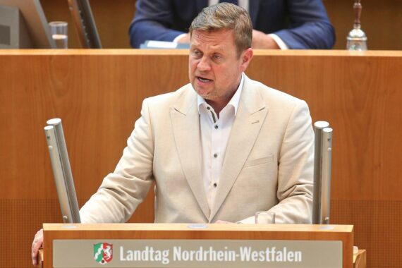 Alexander Baer kritisiert Bürokratie durch NRW-Plan der schwarz-grünen Landesregierung im Landtag.