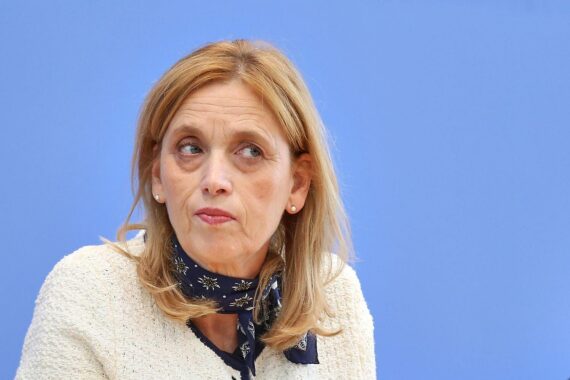 Karin Prien diskutiert neue Förderrichtlinien für "Demokratie leben" mit SPD-Vertretern.