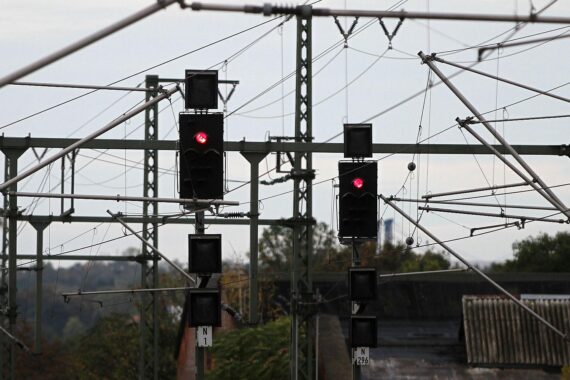 Signalleuchten der Deutschen Bahn mit Fokus auf Elektrifizierung der nordbayerischen Bahnstrecken.