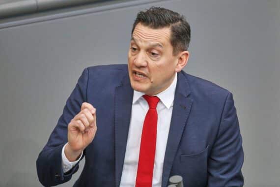Politiker diskutieren Selbstbestimmungsgesetz: SPD und CDU-Länder bei Differenzen über Gesetzesverschärfung.