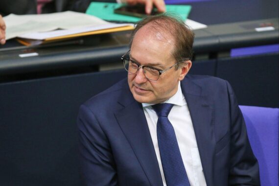 Bild von Alexander Dobrindt, symbolisch für die Debatte über Bürgergeldkürzungen und soziale Auswirkungen.